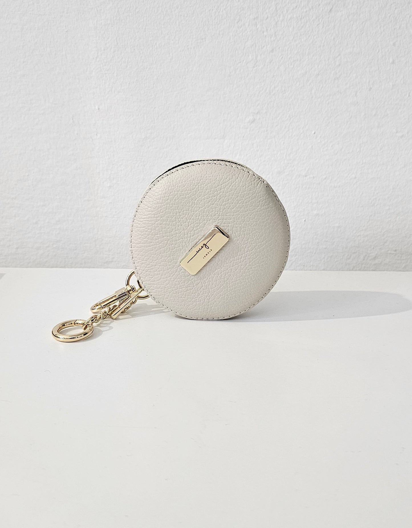 'Essentials' clutch